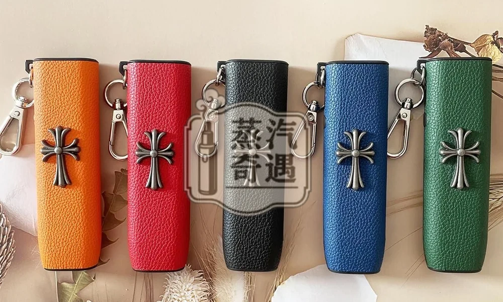 【7色現貨】IQOS ILUMA ONE保護套 防摔免拆充隨手拎 哥德風十字造型金屬感設計 適用4.0 / 6 / 7 代圓形按鈕一體機｜PU質感｜附鑰匙扣